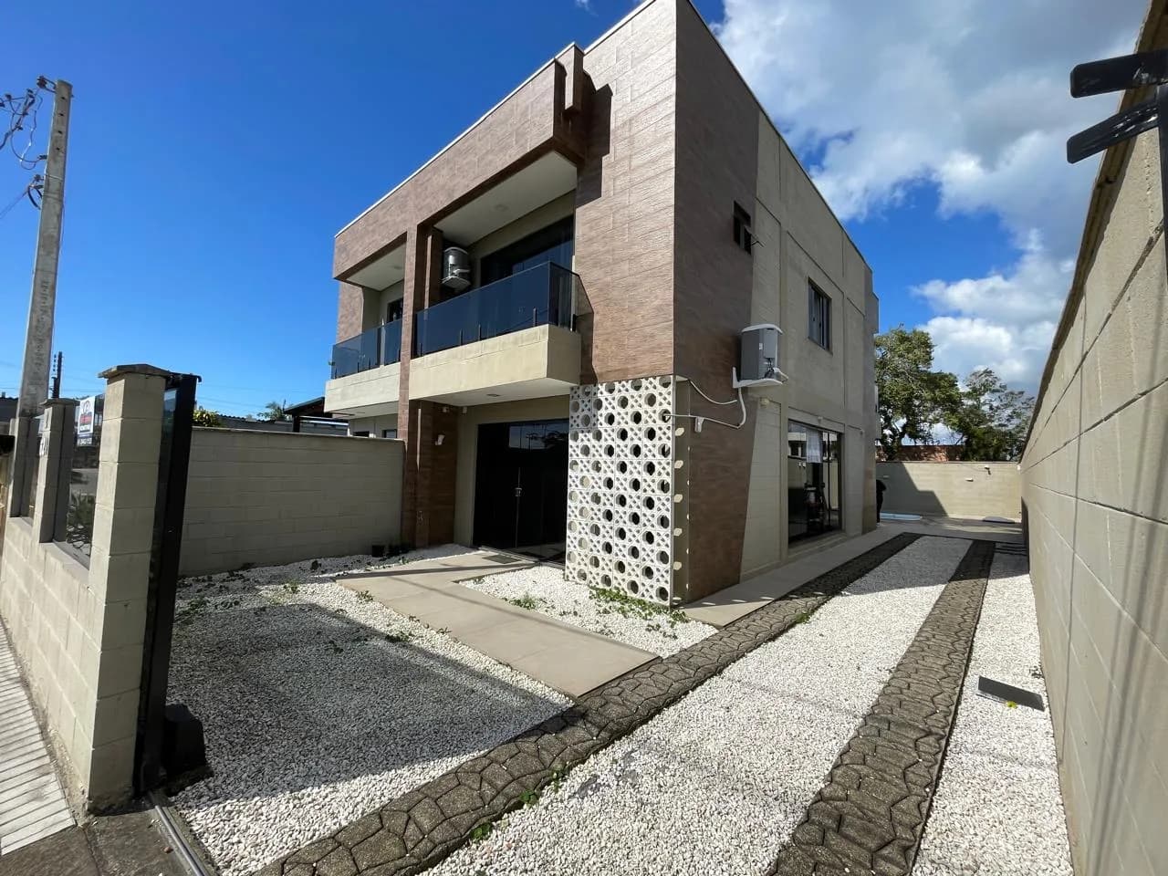 Sobrado com Piscina — Coroados, Guaratuba